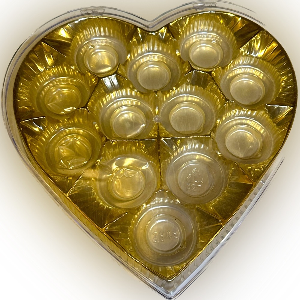 10.75” RUSSELL STOVER CLEAR PLASTIC HINGED VALENTINE HEART CHOCOLATE BOX GIFT